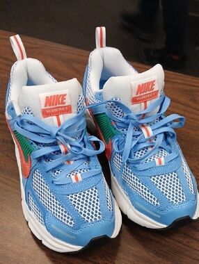 NWOT NIKE VOMERO 5